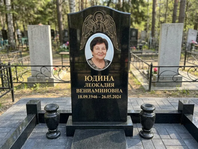 Памятник с гравировкой ангела — гравировка двух ангелов по сторонам портрета, работа «Гордеева» в Тюмени