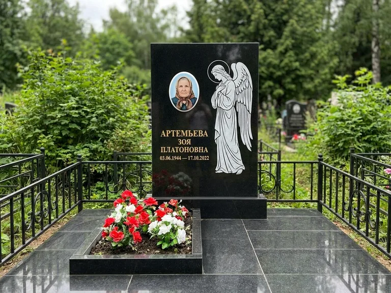 Памятник с гравировкой ангела — гравировка ангела в облаках с лучами над портретом, работа «Фаддеев» в Тюмени
