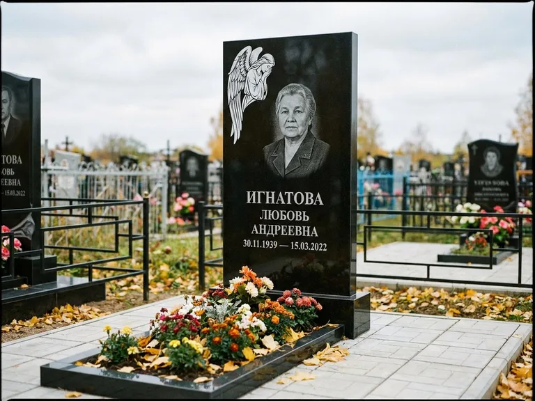 Памятник с гравировкой ангела — белая гравировка скорбящего ангела над портретом, работа «Игнатова» в Тюмени