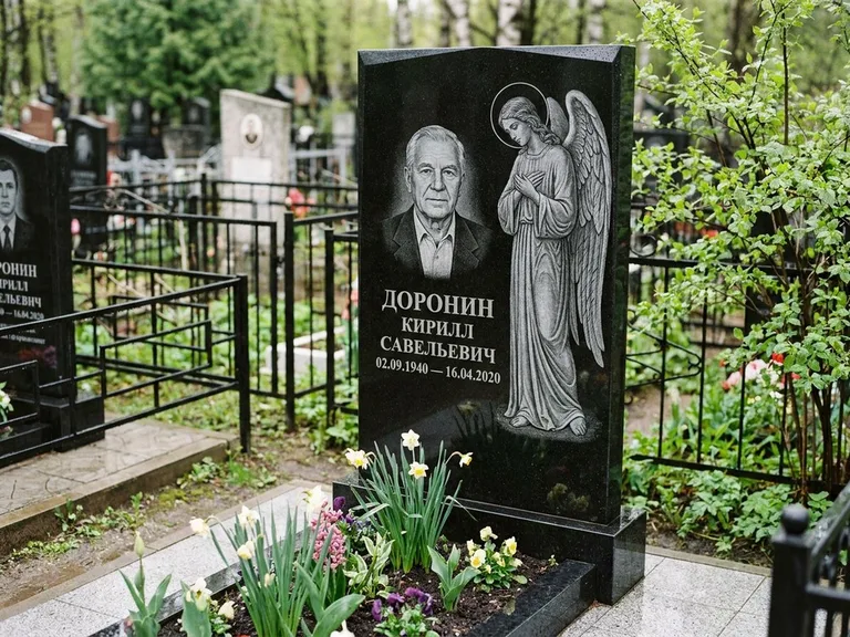 Памятник с гравировкой ангела — гравировка ангела-хранителя сбоку от портрета, работа «Доронин» в Тюмени