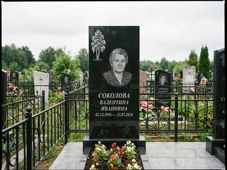 Памятник с гравировкой берёзы — гравировка одинокой берёзы над именем, работа «Соколова» в Тюмени
