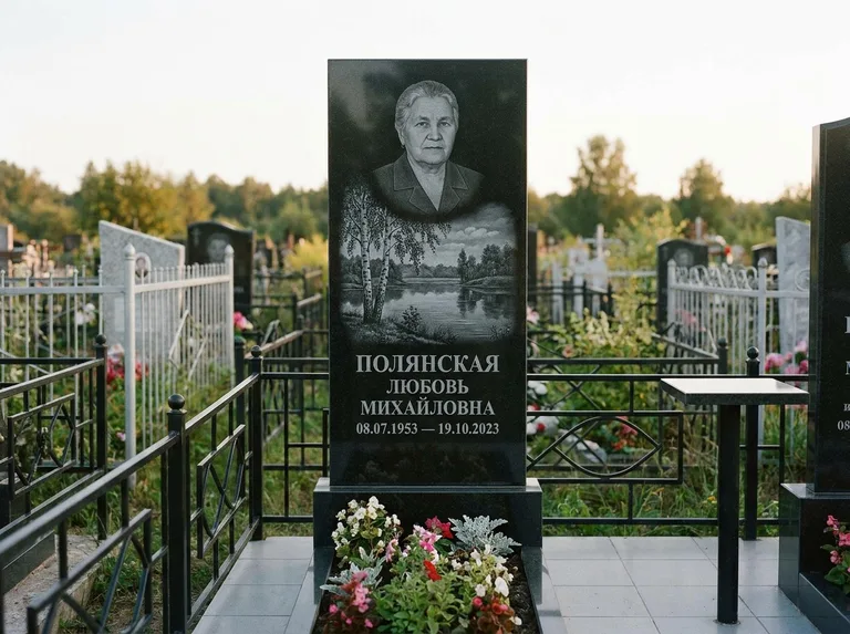 Памятник с гравировкой берёзы — гравировка берёзы у зеркального озера, работа «Полянская» в Тюмени