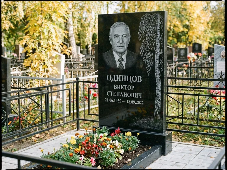 Памятник с гравировкой берёзы — гравировка плакучей берёзы с тонкими ветвями, работа «Одинцов» в Тюмени
