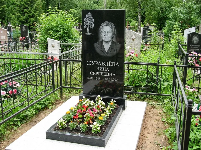 Памятник с гравировкой берёзы — гравировка одинокой берёзы над именем, работа «Журавлёва» в Тюмени