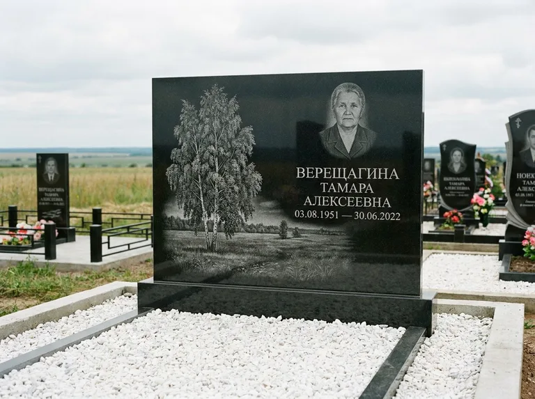 Памятник с гравировкой берёзы: широкая горизонтальная стела — берёза у поля, простор до горизонта, белая мраморная крошка с бордюром, работа «Верещагина» в Тюмени