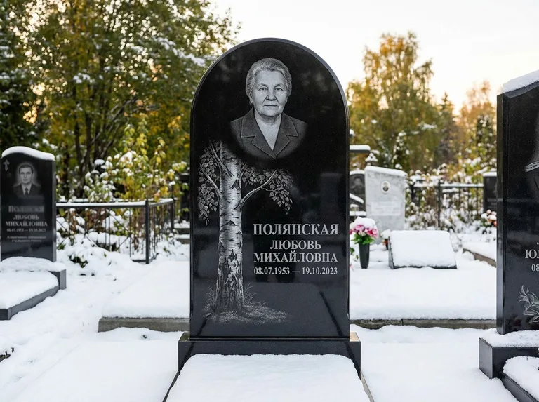 Памятник с гравировкой берёзы: полукруглая стела — объёмная одинокая берёза с фактурной корой, заснеженный зимний участок, работа «Полянская» в Тюмени