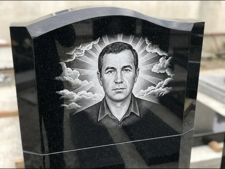 Гравировка фото на памятнике — с фоном в Тюмени