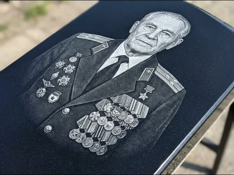 Гравировка фото на памятнике — военный / ветеран в Тюмени