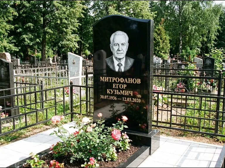 Гравировка портрета на чёрном граните — выполненная работа 29 в Тюмени