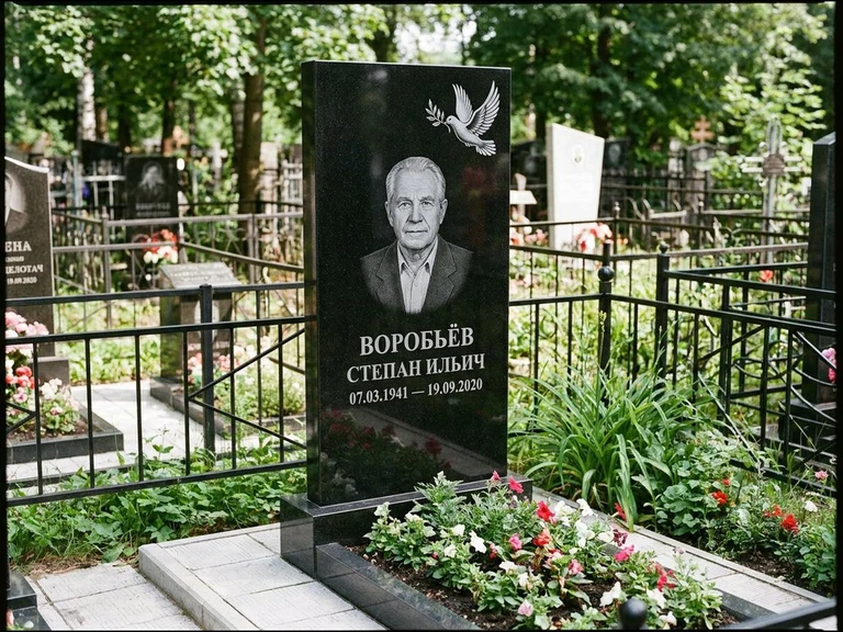 Гравировка голубей на памятник в Тюмени — памятник из чёрного гранита с гравировкой