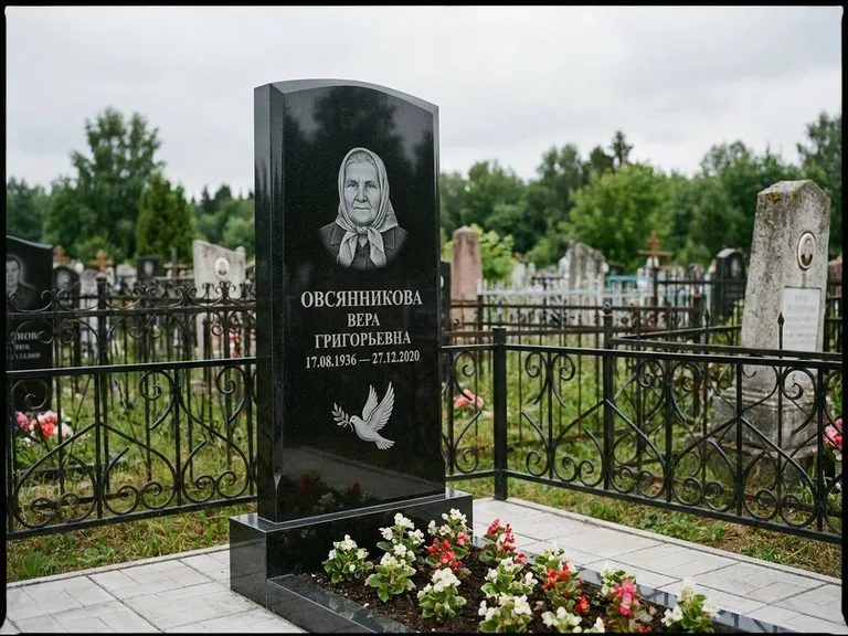 Памятник с гравировкой голубей — гравировка голубя с оливковой ветвью рядом с эпитафией, работа «Овсянникова» в Тюмени