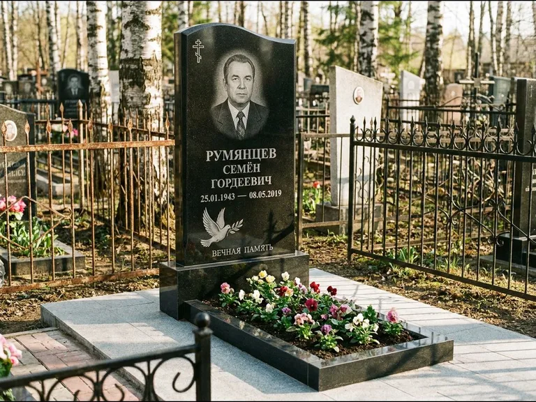 Памятник с гравировкой голубей — гравировка голубя с оливковой ветвью рядом с эпитафией, работа «Румянцев» в Тюмени