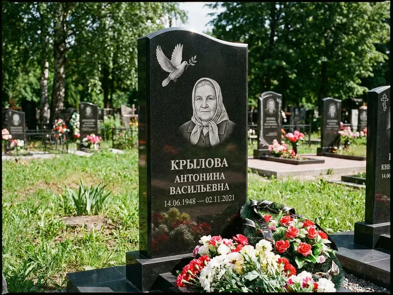 Памятник с гравировкой голубей — гравировка голубей, работа «Крылова» в Тюмени