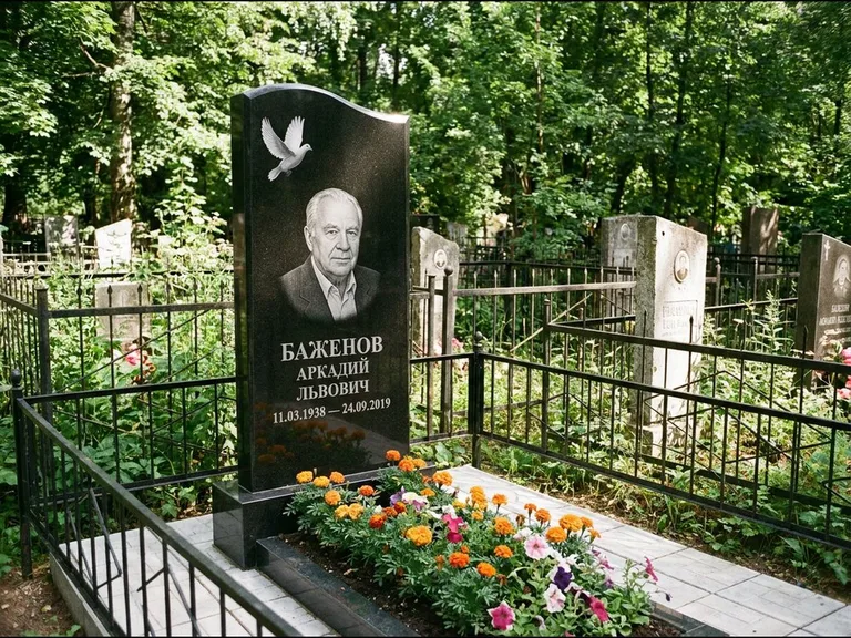 Памятник с гравировкой голубей — белая гравировка взлетающего голубя над портретом, работа «Баженов» в Тюмени