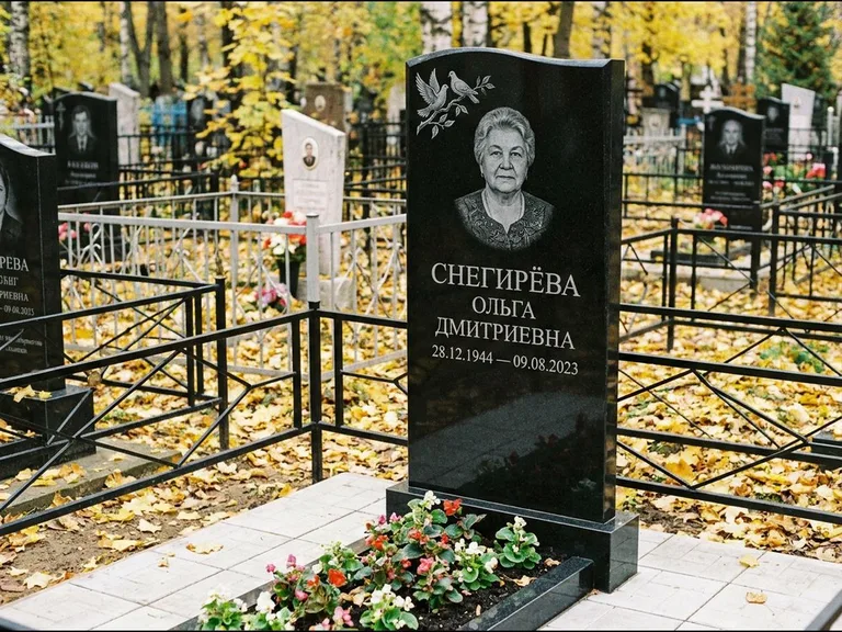 Памятник с гравировкой голубей — гравировка пары голубей на ветке в верхнем углу стелы, работа «Снегирёва» в Тюмени