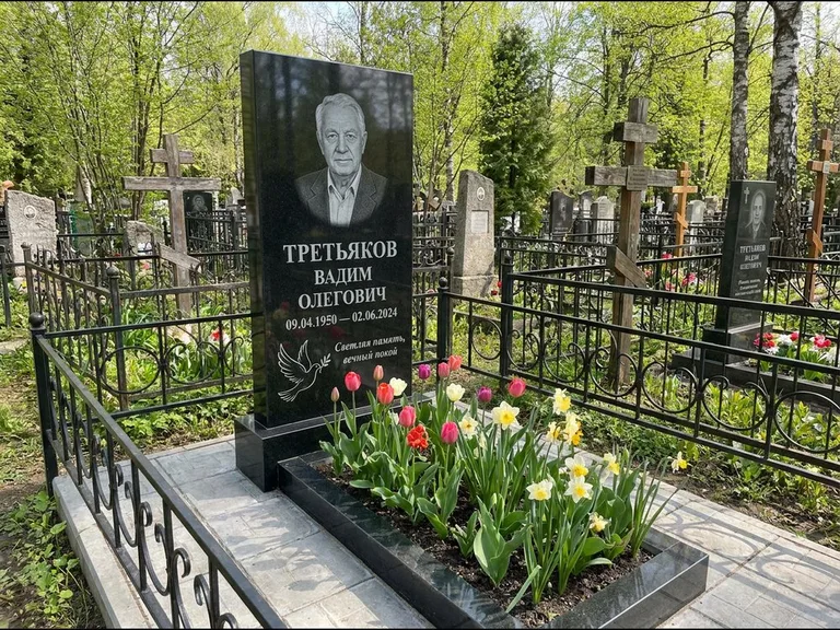 Памятник с гравировкой голубей — гравировка голубя с оливковой ветвью рядом с эпитафией, работа «Третьяков» в Тюмени