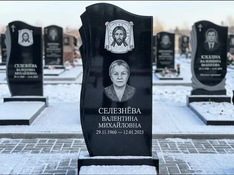 Памятник с гравировкой иконы — Казанская икона Божией Матери на стеле, работа «Одинцов» в Тюмени
