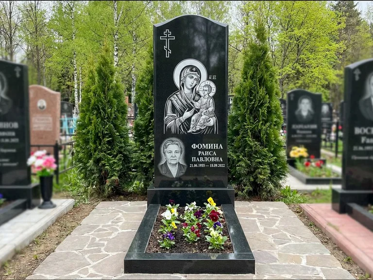 Памятник с гравировкой иконы — икона в резном киоте, работа «Гущин» в Тюмени