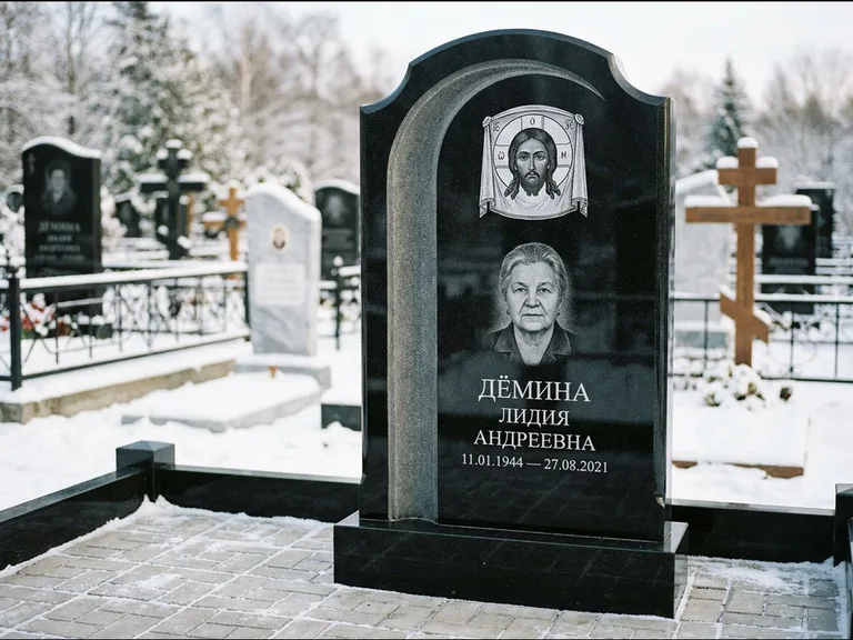 Памятник с гравировкой иконы: гранёный восьмиугольный обелиск с крестом — гравировка Николая Чудотворца, семейный участок с гранитной скамьёй, работа «Зотов» в Тюмени
