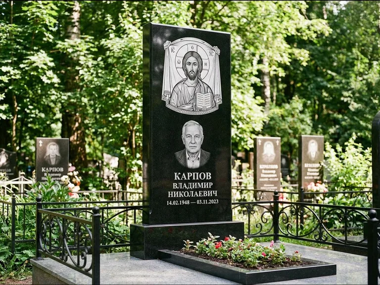 Памятник с гравировкой иконы: широкая двойная семейная стела — золочёный нимб на образе, цветник с красными розами, работа «Воронцова» в Тюмени