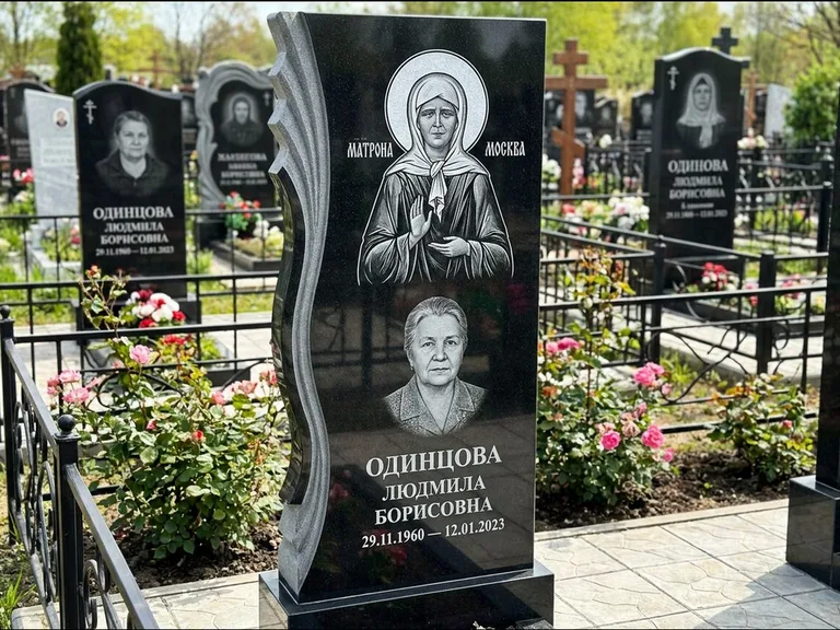 Памятник с гравировкой иконы: ступенчатая двухуровневая стела — Архангел Михаил на стеле, каменная дорожка из плитняка, работа «Одинцов» в Тюмени