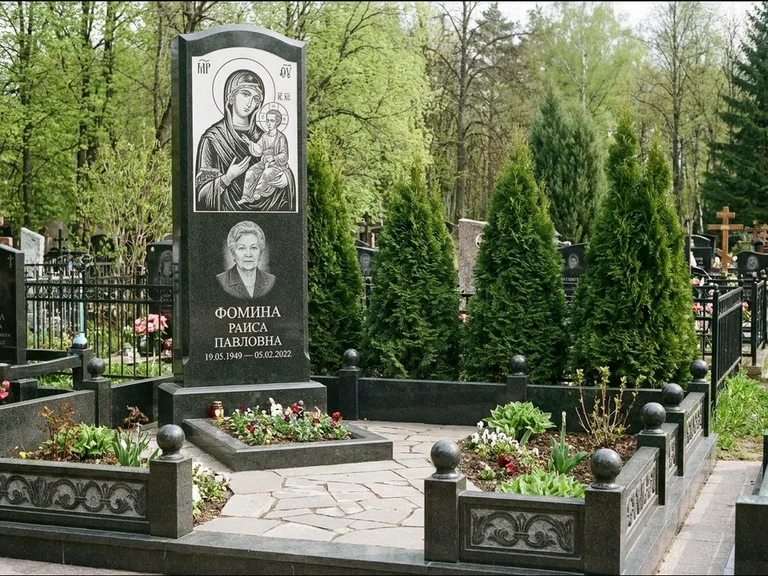Памятник с гравировкой иконы: высокий гранёный обелиск с крестом-навершием — гравировка образа Матроны Московской, открытый участок без ограды, работа «Третьяков» в Тюмени