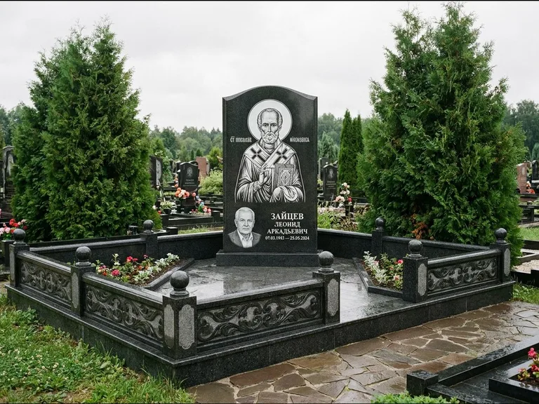 Памятник с гравировкой иконы: стела с гранитным столиком и скамьёй — Архангел Михаил на стеле, семейный участок с плиткой, работа «Верещагина» в Тюмени
