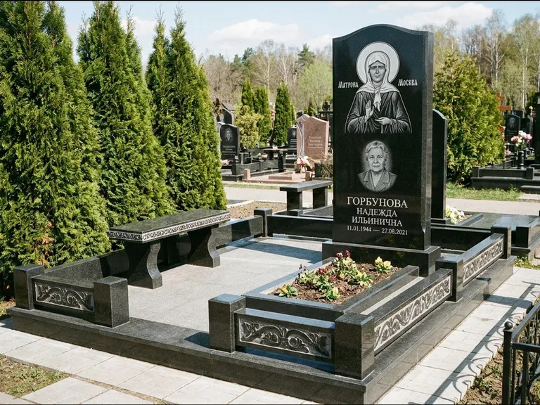 Памятник с гравировкой иконы: стела в форме раскрытой книги с образом — гравировка образа Спасителя, цоколь тёмной плиткой, работа «Зотов» в Тюмени