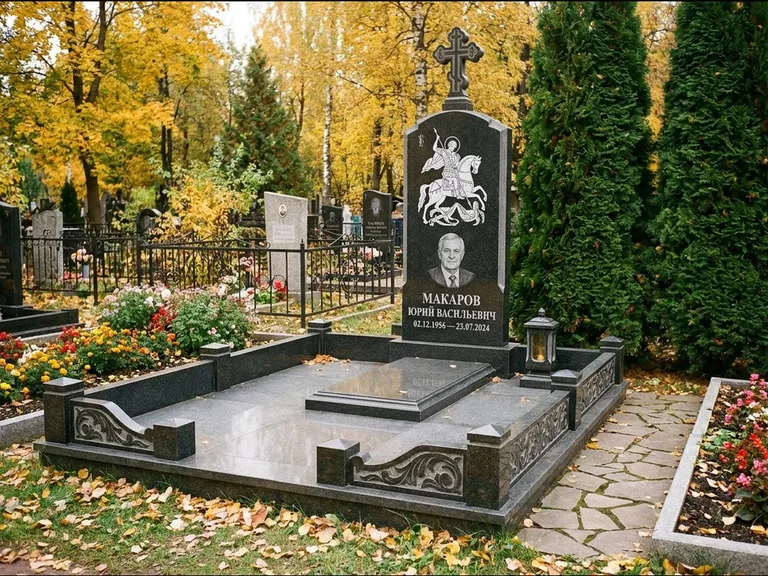 Памятник с гравировкой иконы: ступенчатая трёхуровневая стела — золочёный нимб на образе, дорожка из природного плитняка, работа «Лебедева» в Тюмени