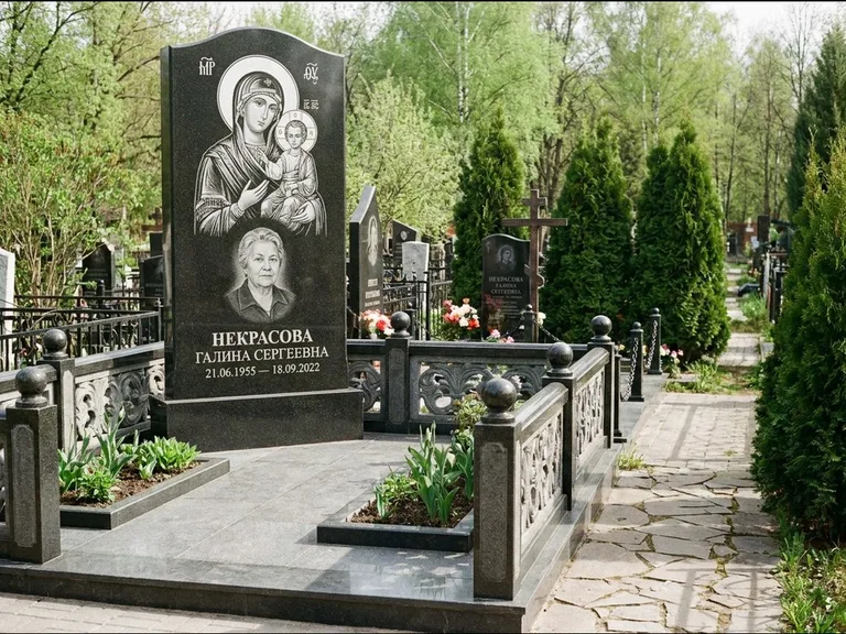 Памятник с гравировкой иконы: полукруглая стела с купольным навершием — Архангел Михаил на стеле, заснеженный зимний участок, работа «Гущин» в Тюмени