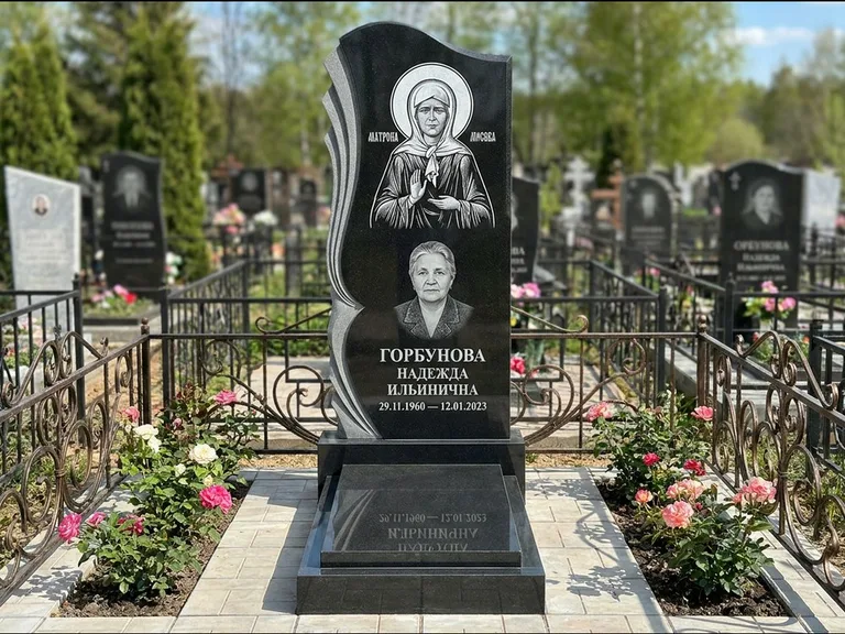 Памятник с гравировкой иконы — икона в резном киоте, работа «Одинцов» в Тюмени