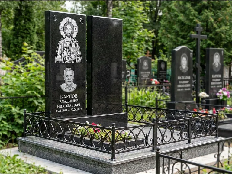 Памятник с гравировкой иконы — Казанская икона Божией Матери на стеле, работа «Богданова» в Тюмени