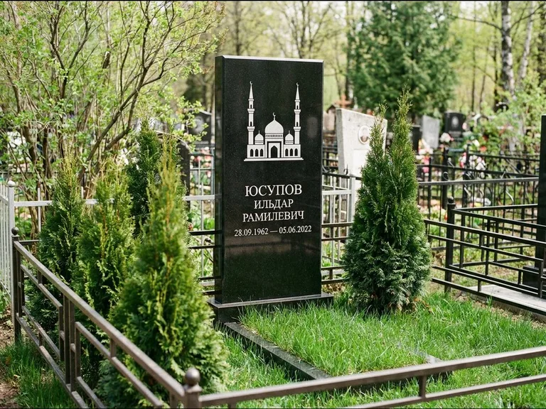 Мусульманский памятник с гравировкой мечети — силуэт мечети с двумя минаретами над именем, работа «Юсупов» в Тюмени