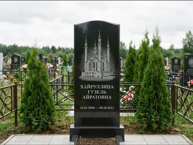 Мусульманский памятник с гравировкой мечети — мечеть Кул-Шариф на обороте стелы, работа «Хайруллина» в Тюмени