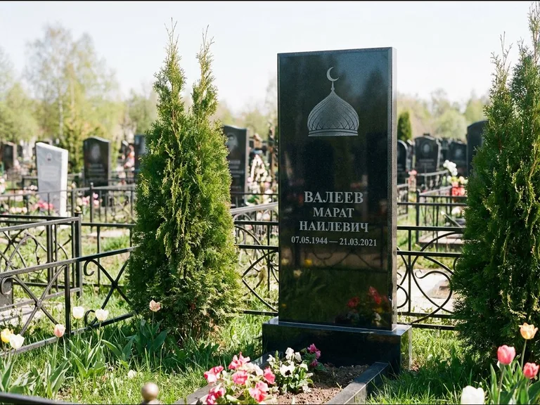 Мусульманский памятник с гравировкой мечети — купол с полумесяцем в верхней части, работа «Валеев» в Тюмени