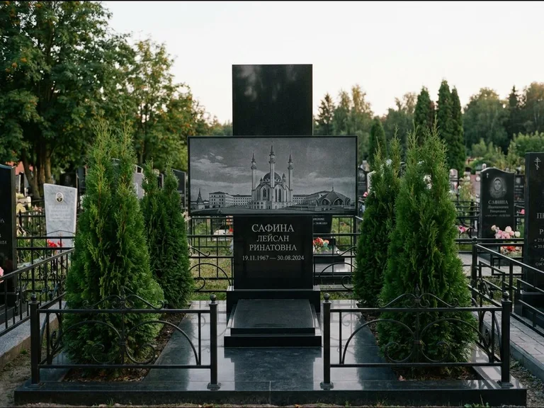 Мусульманский памятник с гравировкой мечети — панорама мечети во всю ширину стелы, работа «Сафина» в Тюмени