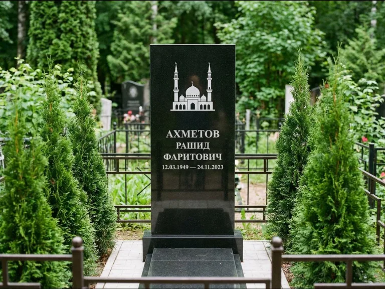 Мусульманский памятник с гравировкой мечети — силуэт мечети с двумя минаретами над именем, работа «Ахметов» в Тюмени