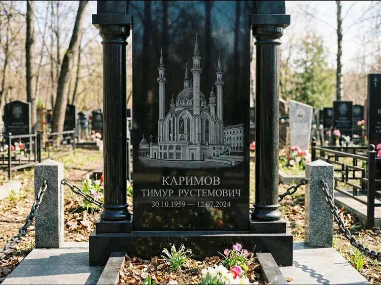 Мусульманский памятник с гравировкой мечети: стела с колоннами-минаретами по бокам — детализированная гравировка мечети Кул-Шариф, гранитные столбики с провисающей цепью, работа «Каримов» в Тюмени