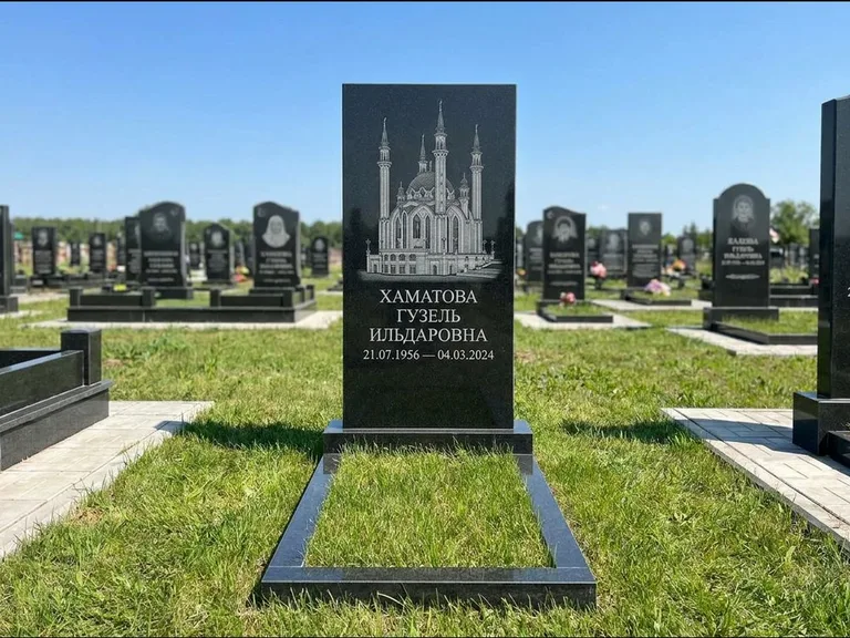 Мусульманский памятник с гравировкой мечети: небольшая скромная одиночная стела — золочёная гравировка мечети, аккуратный участок с газоном, работа «Нигматуллина» в Тюмени