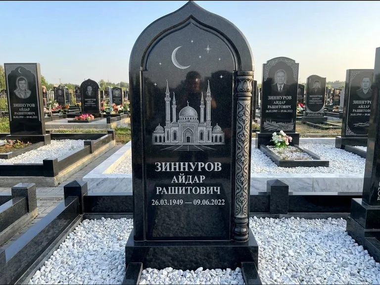 Мусульманский памятник с гравировкой мечети: стела с михраб-верхом и резной боковой колонной — детализированная гравировка мечети Кул-Шариф, белая мраморная крошка, работа «Ахметов» в Тюмени