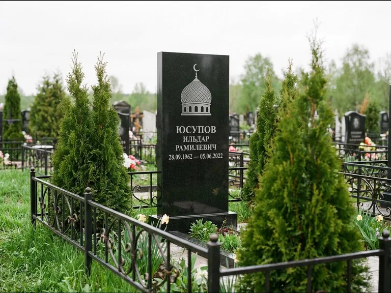 Мусульманский памятник с гравировкой мечети — купол с полумесяцем в верхней части, работа «Юсупов» в Тюмени