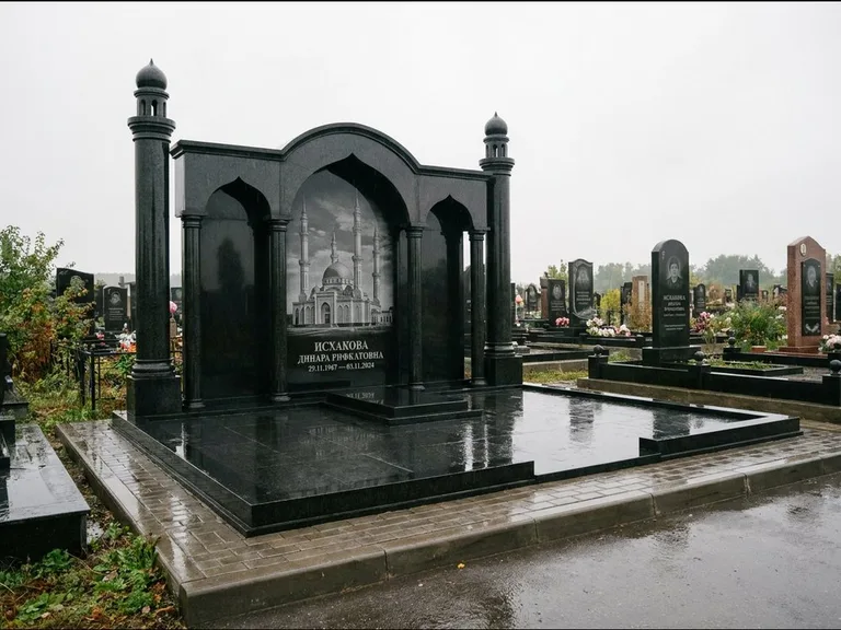 Мусульманский памятник с гравировкой мечети: семейный мемориал с колоннами-минаретами и аркой — золочёная гравировка мечети, большая мощёная площадка, работа «Абдуллаева» в Тюмени
