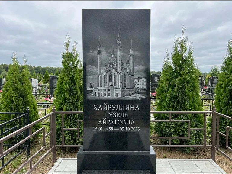 Мусульманский памятник с гравировкой мечети — панорама мечети во всю ширину стелы, работа «Хайруллина» в Тюмени