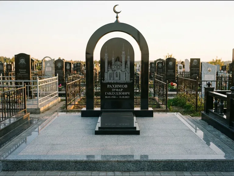Мусульманский памятник с гравировкой мечети: монументальная стела-арка с полумесяцем на вершине — детализированная гравировка мечети Кул-Шариф, мощёная гранитная площадка с бордюром, работа «Юсупов» в Тюмени
