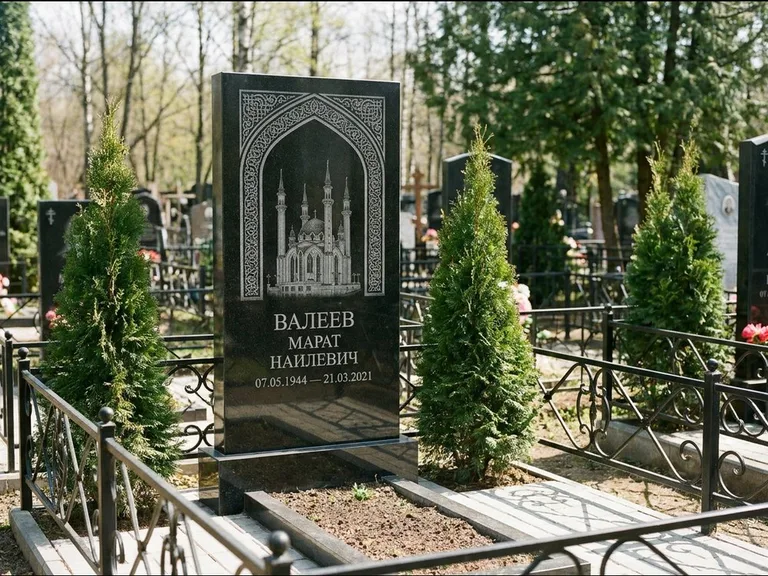 Мусульманский памятник с гравировкой мечети — мечеть в восточной арке с орнаментом, работа «Валеев» в Тюмени