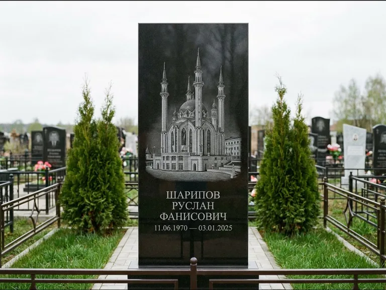 Мусульманский памятник с гравировкой мечети — мечеть Кул-Шариф на обороте стелы, работа «Шарипов» в Тюмени