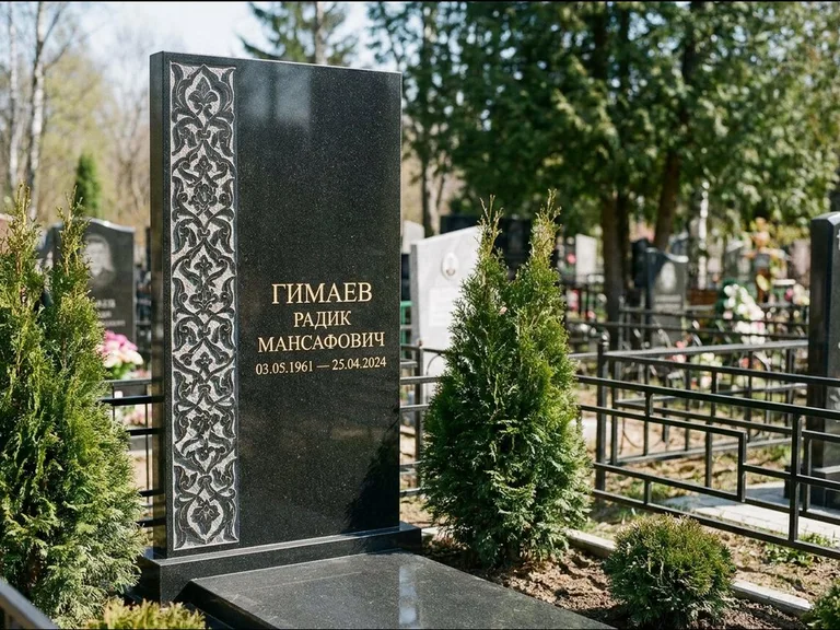 Мусульманский памятник — колонна ислими по краю стелы, работа «Гимаев» в Тюмени
