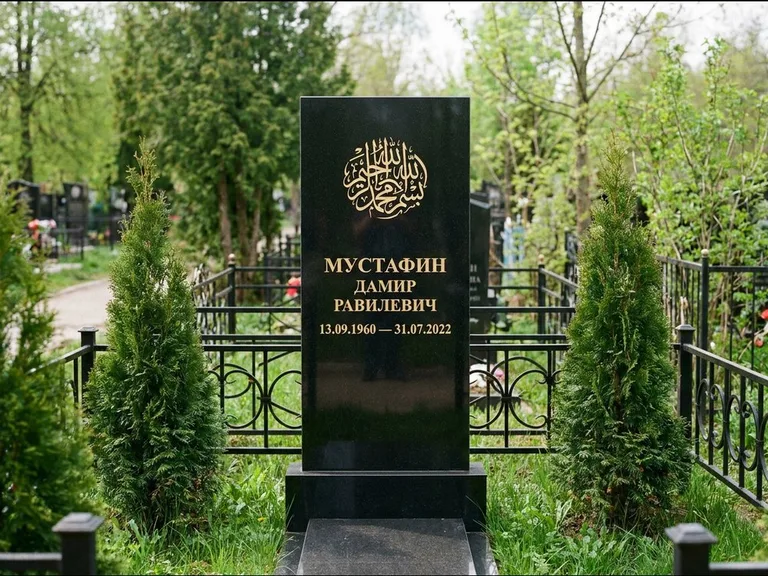 Мусульманский памятник — шахада в верхней части стелы, работа «Мустафин» в Тюмени