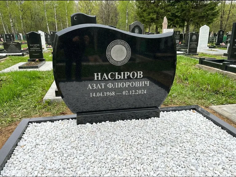 Мусульманский памятник: стела с волнообразным скошенным верхом — гравировка мечети под полумесяцем и звёздами, белая мраморная крошка с бордюром, работа «Насыров» в Тюмени