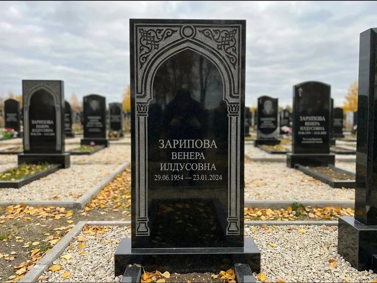 Мусульманский памятник: фигурная стела с михраб-нишей — гравировка мечети в михраб-арке с орнаментом, светлая гравийная отсыпка, работа «Зарипова» в Тюмени